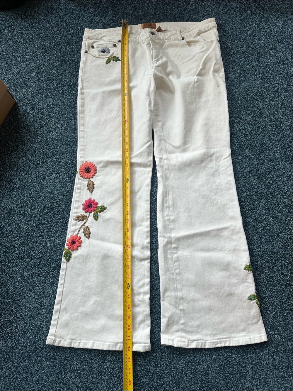 Dana Buchman DB Denim size 12 white pants embroidered flower flare jeans flare